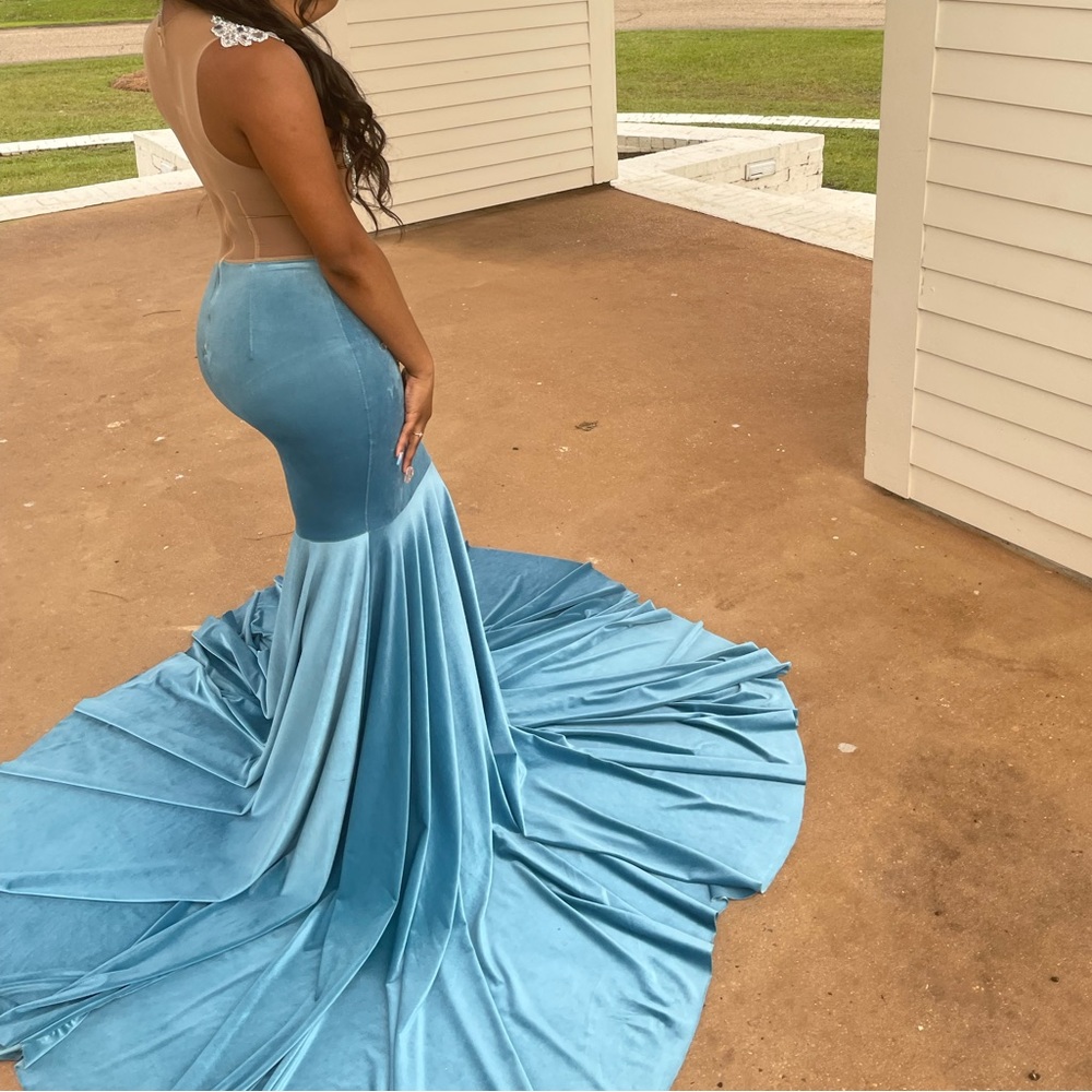 PRETTY FOR PROM - Picture 4 of 4